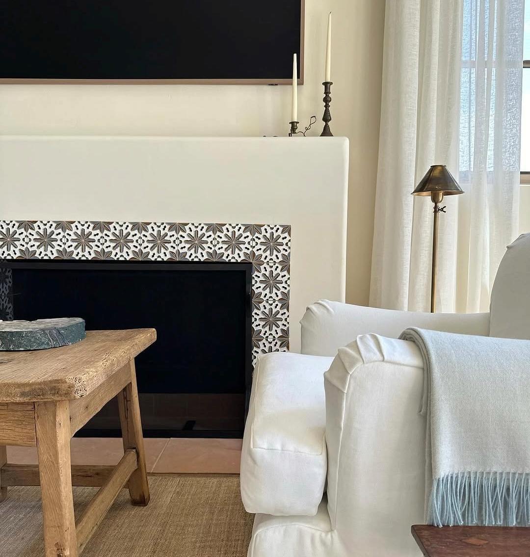 Sala de Casa Calpine con chimenea y mobiliario de madera